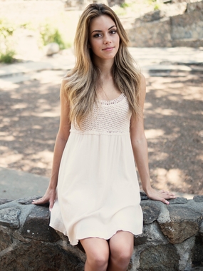 一袭白色连衣裙美女写真图片